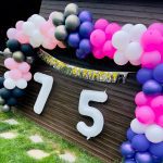 Arcada decorativa din baloane roz , mov si negre