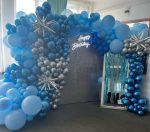 Arcada decorativa pentru aniversare din baloane albastre si argintii